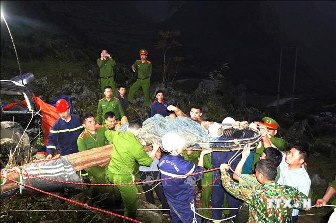 Hà Giang: Tặng bằng khen cho cá nhân, tập thể tham gia cứu hộ nạn nhân rơi xuống hang sâu 56 m