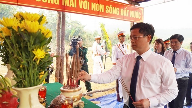 Lãnh đạo tỉnh Thừa Thiên Huế dâng hương tưởng nhớ các liệt sĩ hy sinh tại Tiểu khu 67.  Ảnh: qdnd.vn