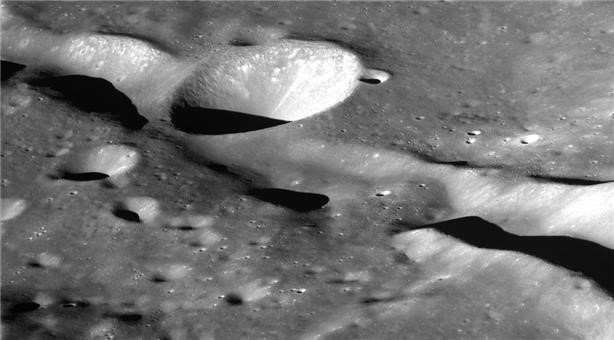 Bức ảnh về miệng núi lửa Tsiolkovskiy trên mặt trăng do tàu vũ trụ không người lái Danuri của Hàn Quốc chụp ngày 22/3/2023. Ảnh: YONHAP/TTXVN