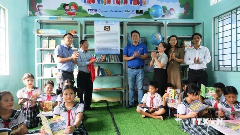 Ban tổ chức, Lãnh đạo địa phương và Ban giám hiệu Trường Tiểu học Ba Dinh khai trương Tủ sách. Ảnh: Đinh Hương - TTXVN