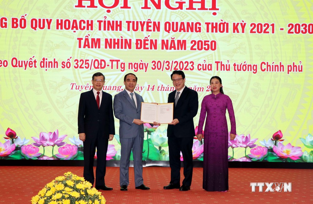 Thứ trưởng Bộ Kế hoạch và Đầu tư Trần Quốc Phương (bên phải) trao Quyết định số 325/QĐ-TTg ngày 30/3/2023 của Thủ tướng Chính phủ cho tỉnh Tuyên Quang. Ảnh: Quang Cường – TTXVN