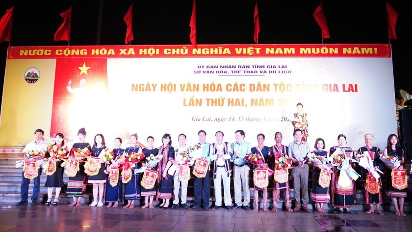 Lãnh đạo tỉnh tặng hoa, cờ lưu niệm cho 17 đoàn nghệ nhân tham gia ngày hội. Ảnh: baogialai.com.vn