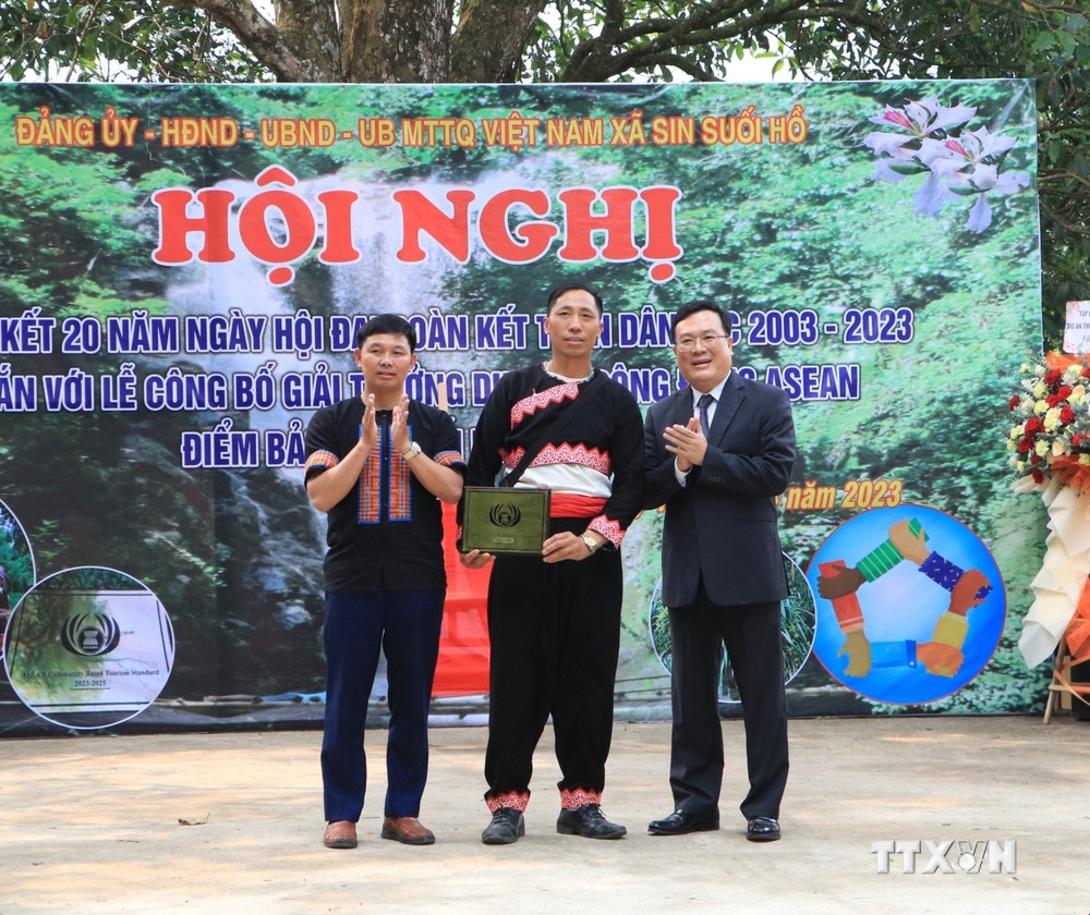 Giám đốc Sở Văn hóa Thể thao và Du lịch tỉnh Lai Châu Lương Chiến Công trao chứng nhận giải thưởng du lịch cộng đồng ASEAN cho điểm bản Sin Suối Hồ. Ảnh: TTXVN phát