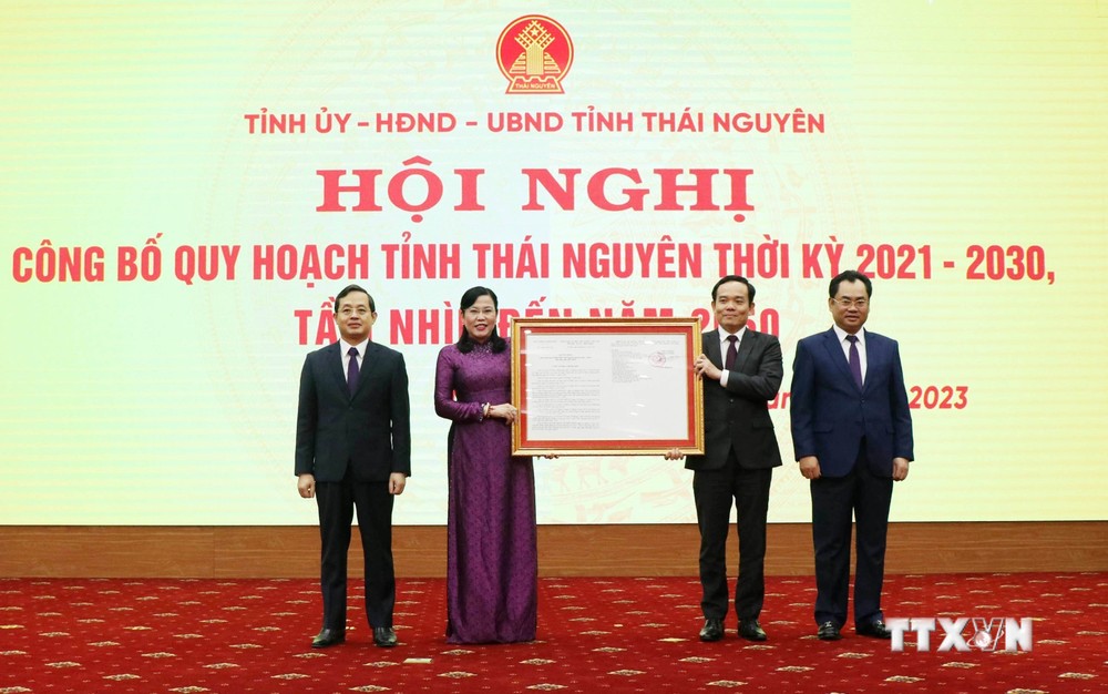 Phó Thủ tướng Trần Lưu Quang trao Quyết định của Thủ tướng Chính phủ phê duyệt Quy hoạch tỉnh Thái Nguyên thời kỳ 2021-2030, tầm nhìn đến năm 2050 cho các đồng chí lãnh đạo tỉnh Thái Nguyên. Ảnh: Thu Hằng - TTXVN