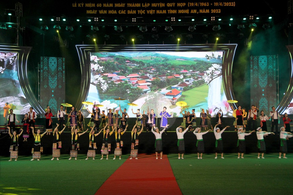 Một số tiết mục văn nghệ được biểu diễn tại lễ Kỷ niệm 60 năm thành lập huyện Quỳ Hợp và Ngày Văn hoá các dân tộc Việt Nam tỉnh Nghệ An. Ảnh: Văn Tý-TTXVN