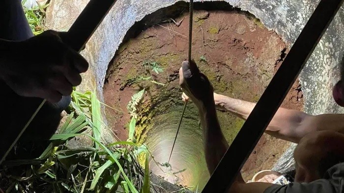 Kịp thời cứu một phụ nữ rơi xuống giếng sâu ở huyện Cư Kuin