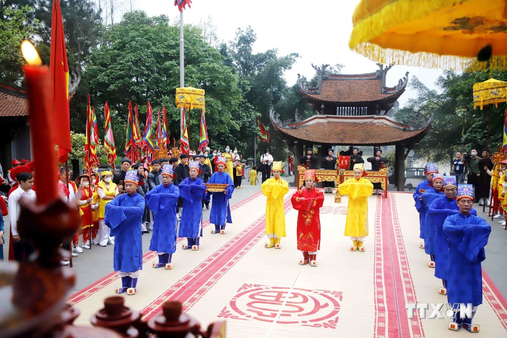 Các cụ cao niên xã Chu Hóa, thành phố Việt Trì, tỉnh Phú Thọ thực hiện nghi thức tế truyền thống. Ảnh: Trung Kiên - TTXVN