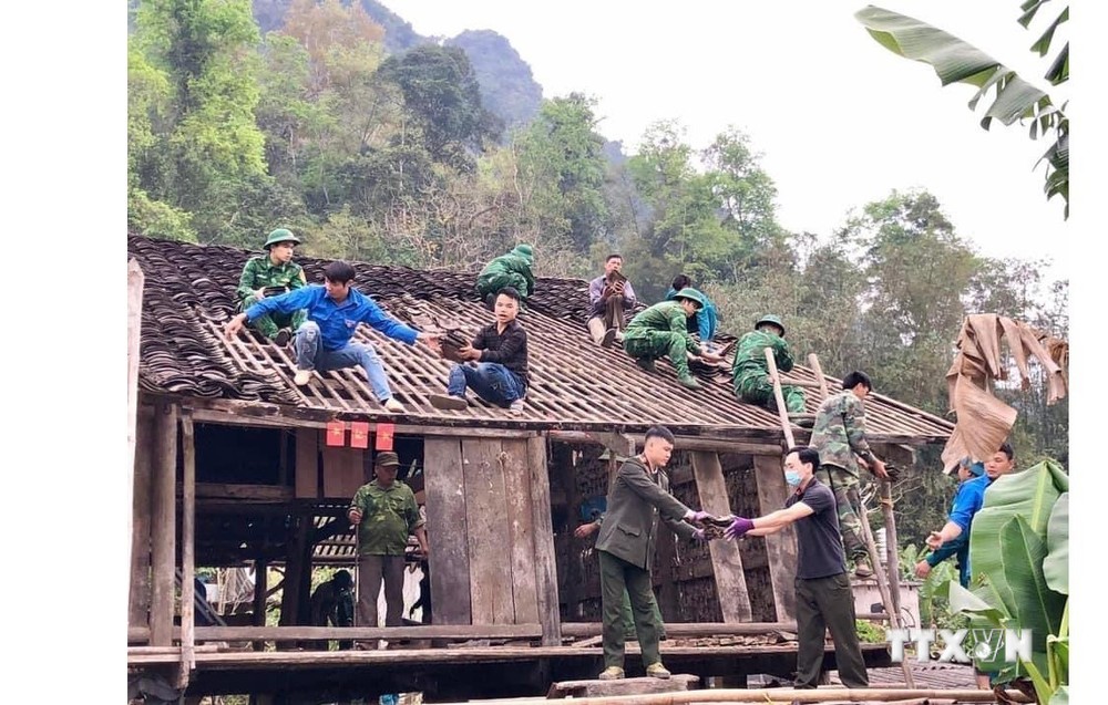Một căn nhà dột nát ở huyện Thạch An được lực lượng công an huyện, dân quân, biên phòng hỗ trợ tháo dỡ để xây mới. Ảnh: TTXVN phát