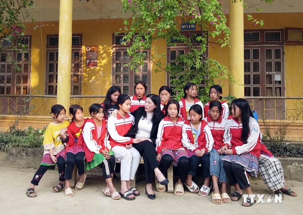 Giáo viên Trường Tiểu học và Trung học cơ sở Tân Xuân, huyện Vân Hồ trò chuyện với các học sinh về giáo dục giới tính trong giờ ngoại khóa. Ảnh: Hữu Quyết – TTXVN