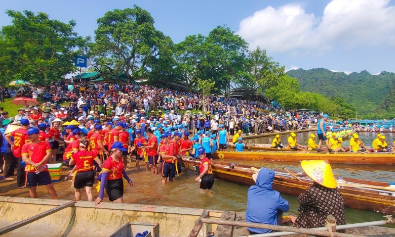 Đông đảo người xem và cổ vũ lễ hội đua thuyền. Ảnh: congthuong.vn