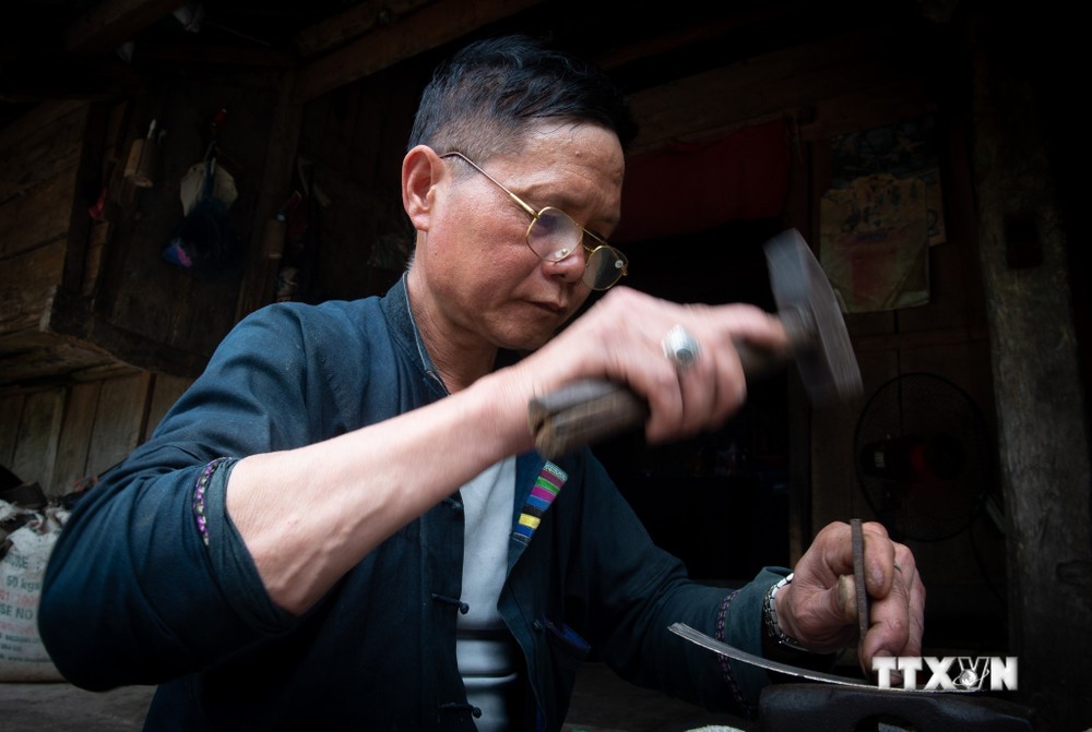 Sử dụng những công cụ đặc thù, các nghệ nhân tỷ mỉ chạm khắc bạc theo phương pháp thủ công truyền thống. Ảnh: Nam Thái - TTXVN