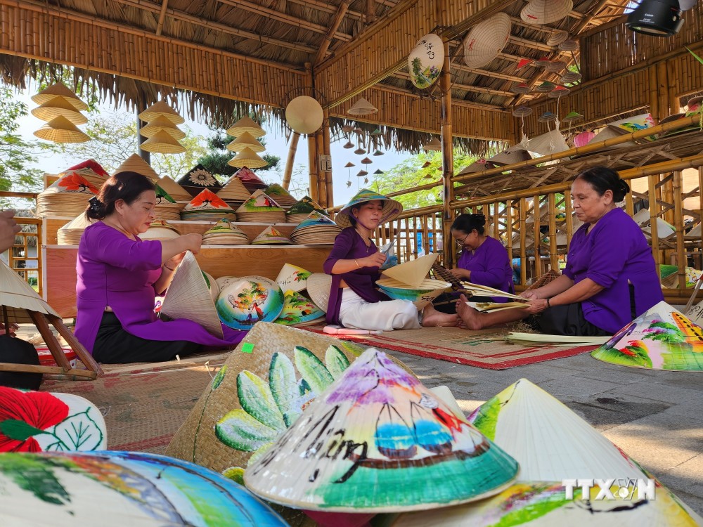 Festival nghề truyền thống Huế: Hồi sinh, phát triển nhiều nghề và làng nghề