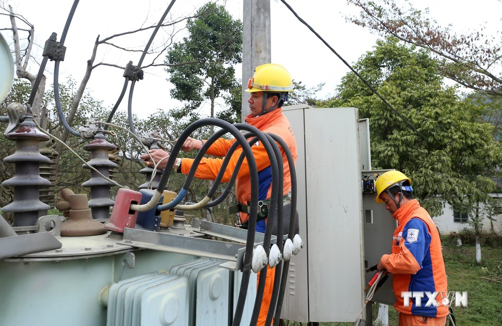 Công nhân Điện lực huyện Bắc Hà (tỉnh Lào Cai) kiểm tra, bảo dưỡng trạm biến áp định kỳ để đảm bảo an toàn phục vụ nhân dân. Ảnh: Quốc Khánh - TTXVN