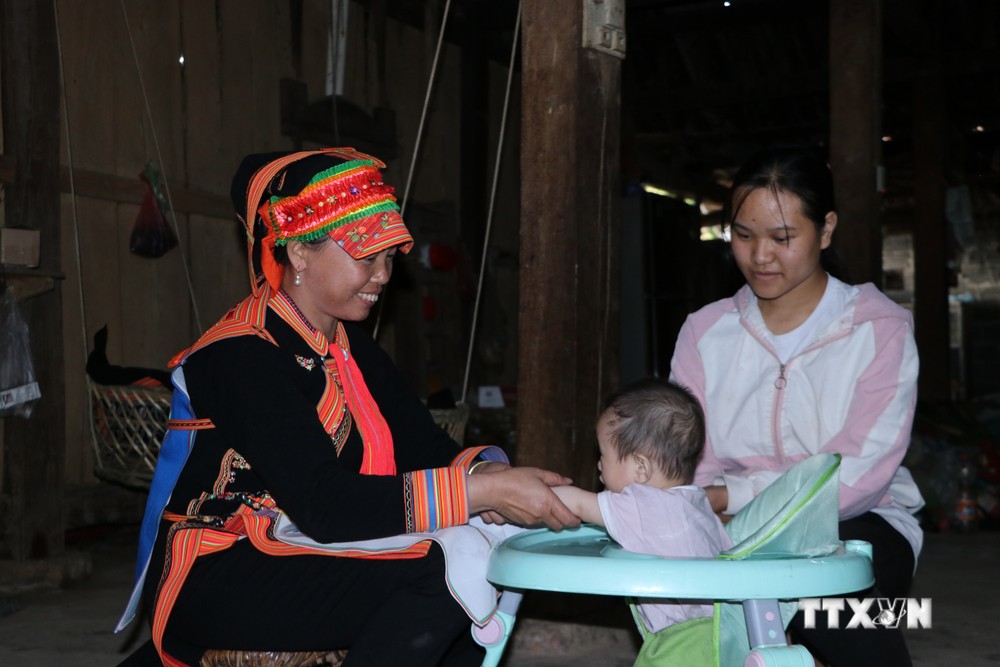 Dù không được hưởng chế độ hỗ trợ, nhưng cô đỡ thôn bản Lý Minh Thương, ở bản Ma Ly Pho, xã Ma Ly Pho, huyện Phong Thổ vẫn miệt mài làm nhiệm vụ vì sức khoẻ dân bản. Ảnh: Đinh Thùy - TTXVN