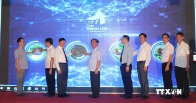 Các đại biểu thực hiện nghi thức công bố tuyến du lịch kết nối các huyện Yên Định, Thọ Xuân, Vĩnh Lộc, Cẩm Thủy. Ảnh: Hoa Mai - TTXVN