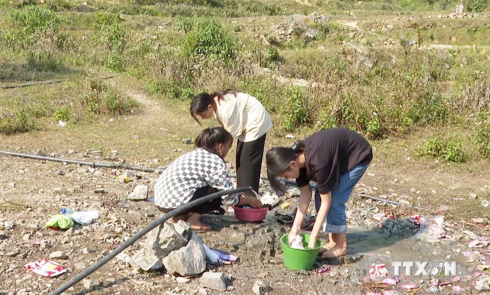 Do thiếu nước, học sinh Trường Phổ thông Dân tộc bán trú Trung học cơ sở Hồng Thu, huyện Sìn Hồ sau giờ tan học phải đi hơn 1 km để tắm rửa. Ảnh: Việt Hoàng-TTXVN