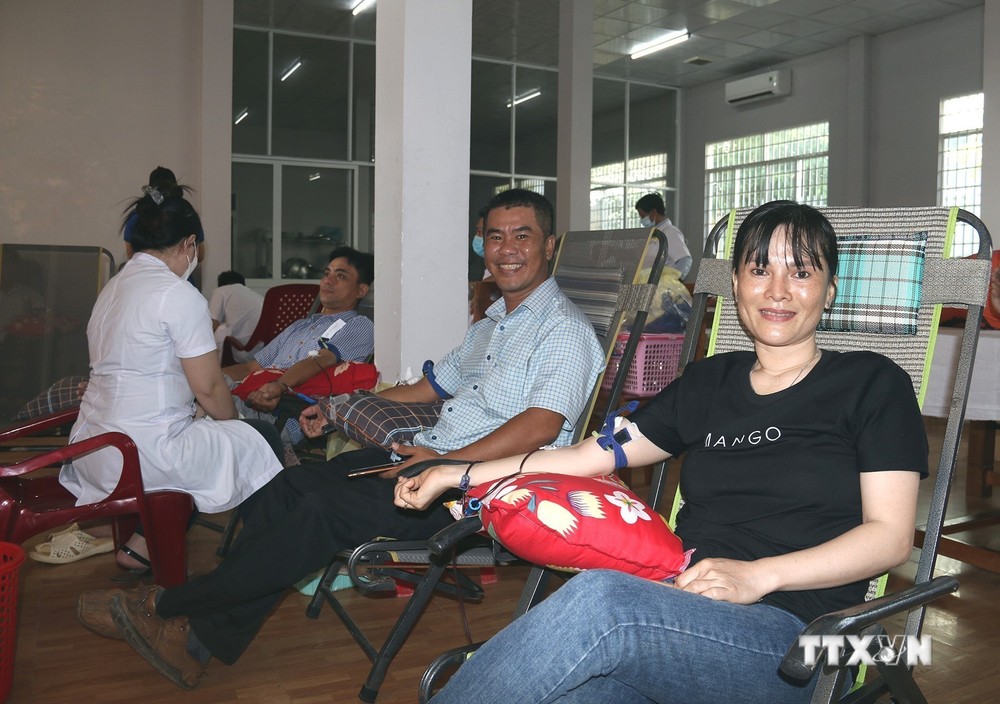 Các tình nguyện viên tham gia hiến máu nhân đạo. Ảnh: Lê Sen - TTXVN