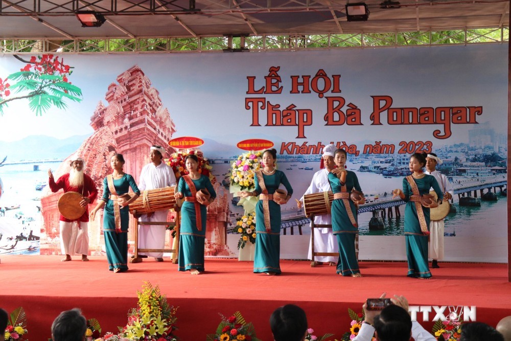 Tham gia Lễ hội, du khách sẽ được chiêm ngưỡng các điệu Múa dưới chân Tháp Bà do vũ nữ Chăm ở Ninh Thuận biểu diễn. Ảnh: Đặng Tuấn –TTXVN