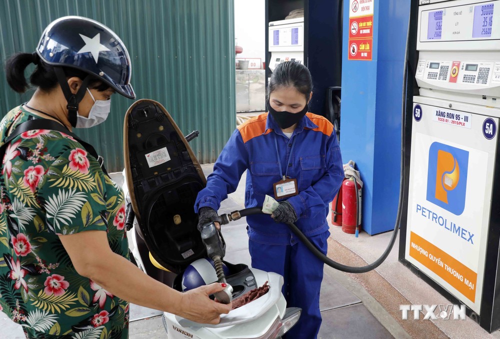 Mua xăng tại điểm kinh doanh xăng, dầu trên địa bàn Hà Nội. Ảnh: Trần Việt - TTXVN