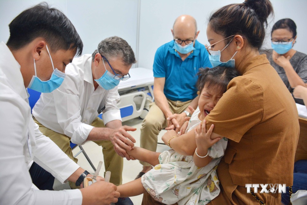 Đoàn bác sỹ nước ngoài khám sàng lọc miễn phí dị tật vận động cho trẻ em tỉnh Đắk Lắk. Ảnh: Hoài Thu – TTXVN
