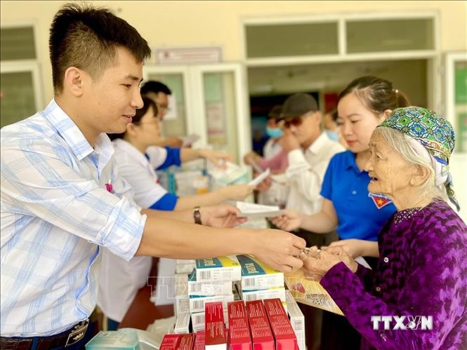 Khám bệnh, cấp phát thuốc cho người nghèo ở Thanh Hóa