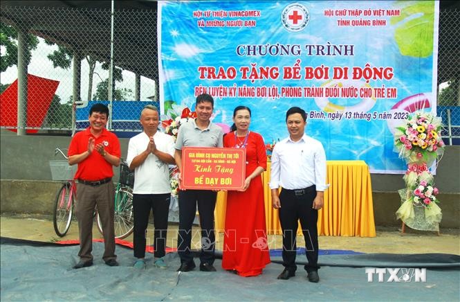 Quảng Bình trao tặng bể bơi di động cho học sinh địa bàn khó khăn