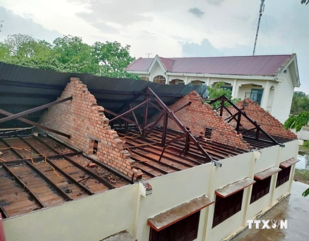 Trường học ở xã Ia Jlơi, huyện Ea Súp, tỉnh Đắk Lắk, bị tốc mái do mưa to kèm kèm theo lốc tối 8/5/2023. Ảnh: TTXVN phát