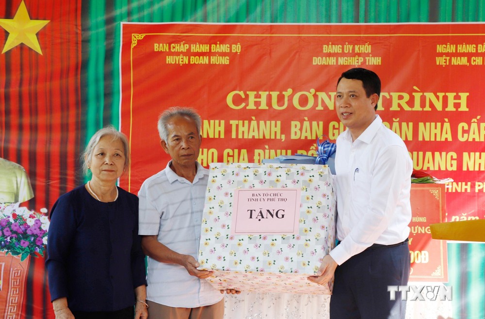 Phú Thọ: Bàn giao nhà "cấp ủy" cho đảng viên có hoàn cảnh khó khăn
