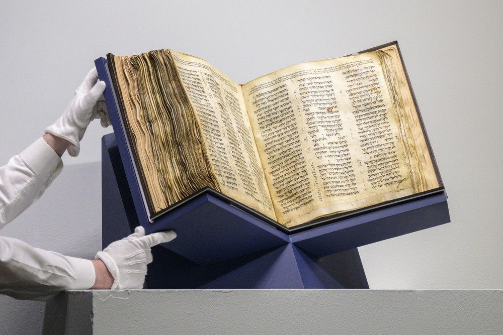 Cuốn Kinh thánh Do Thái "Codex Sassoon" hơn 1000 năm tuổi được bày bán đấu giá ở New York, Mỹ ngày 17/5/2023. Ảnh: AFP/TTXVN