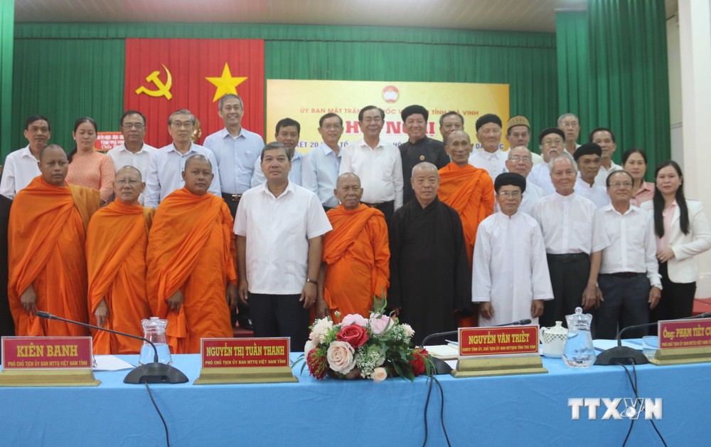 Đại biểu chụp ảnh lưu niệm với lãnh đạo Tỉnh ủy Trà Vinh. Ảnh: Phúc Sơn – TTXVN