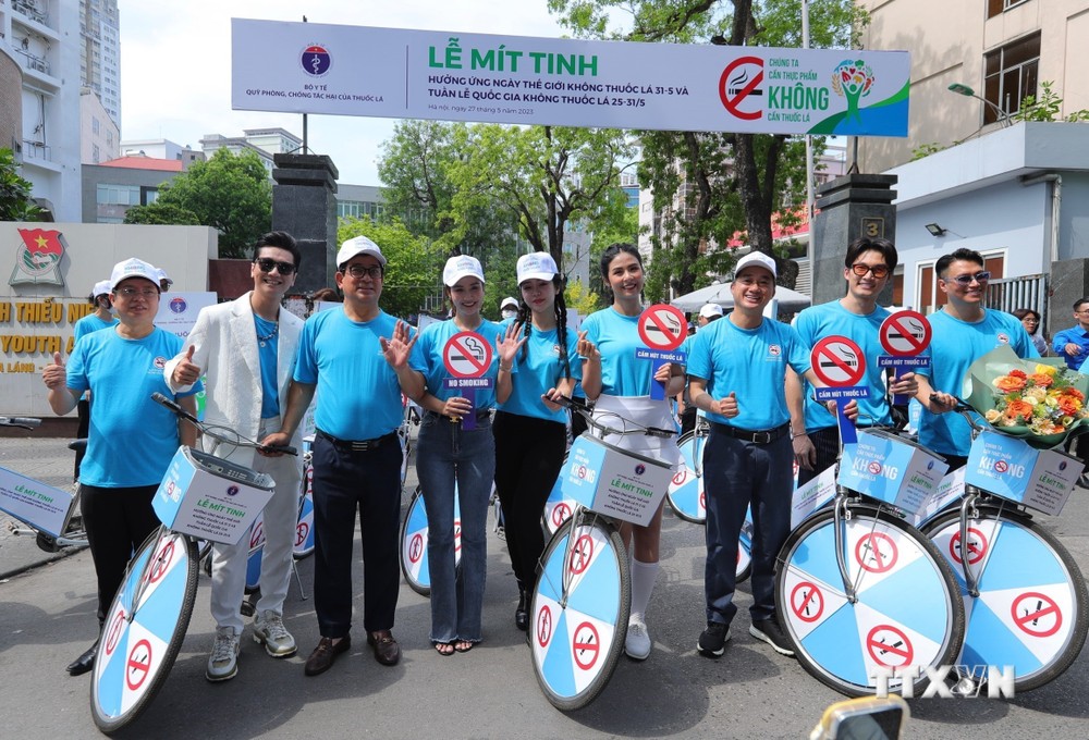 Thứ trưởng Bộ Y tế Trần Văn Thuấn và các đại sứ chương trình đạp xe hưởng ứng phòng, chống thuốc lá. Ảnh: Hoàng Hiếu - TTXVN