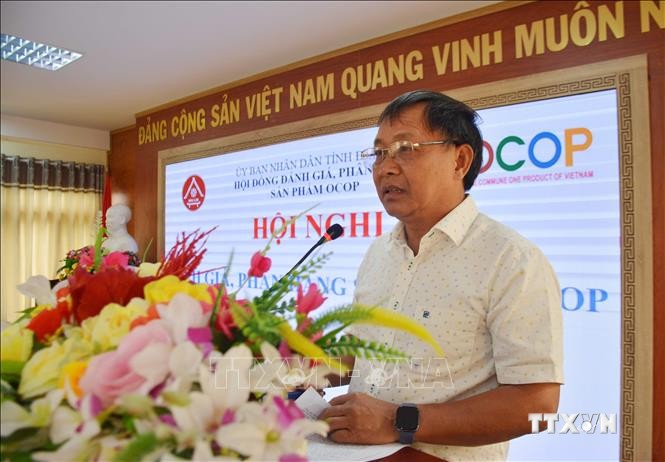 Phó Giám đốc Sở Nông nghiệp và Phát triển nông thôn tỉnh Đắk Lắk Vũ Đức Côn công bố kết quả đánh giá, phân hạng sản phẩm OCOP. Ảnh: Hoài Thu - TTXVN