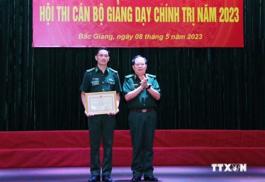 Sĩ quan trẻ Vũ Lý Huỳnh say mê nghiên cứu và giảng dạy lý luận chính trị