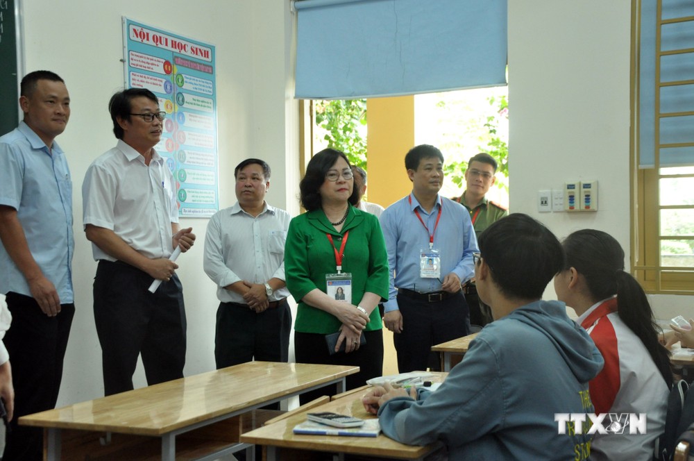 Đoàn công tác của Bộ Giáo dục và Đào tạo kiểm tra công tác chuẩn bị tại các điểm thi tốt nghiệp THPTg năm 2023 trên địa bàn thành phố Kon Tum. Ảnh: Khoa Chương - TTXVN