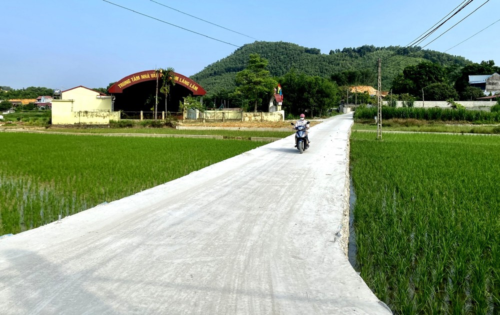 Đường giao thông nông thôn mới làm ở xã Hóa Trung (Đồng Hỷ). Ảnh: baothainguyen.vn