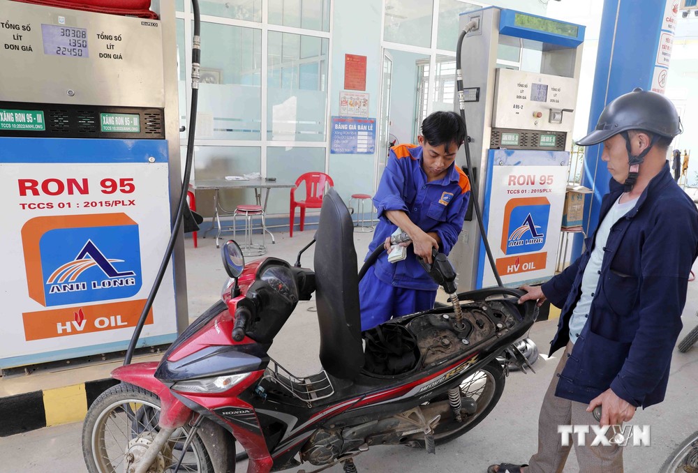 Mua bán xăng, dầu tại điểm kinh doanh xăng, dầu trên địa bàn thị trấn Mèo Vạc, huyện Mèo Vạc, Hà Giang. Ảnh: Trần Việt - TTXVN