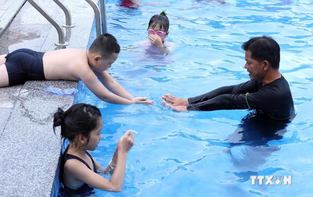 Giảng viên dạy bơi cho trẻ em tại Bể bơi Tỉnh đội Lạng Sơn. Ảnh: Anh Tuấn – TTXVN