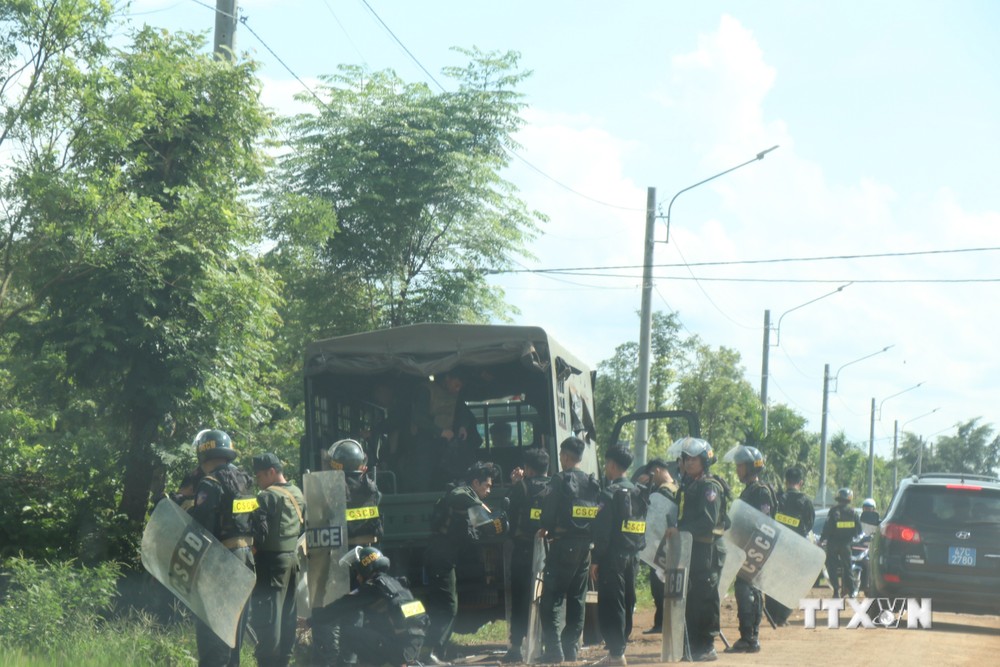 Cảnh sát Cơ động, Bộ Công an và Công an tỉnh Đắk Lắk triển khai lực lượng truy bắt các đối tượng. Ảnh: Phan Anh Dũng-TTXVN