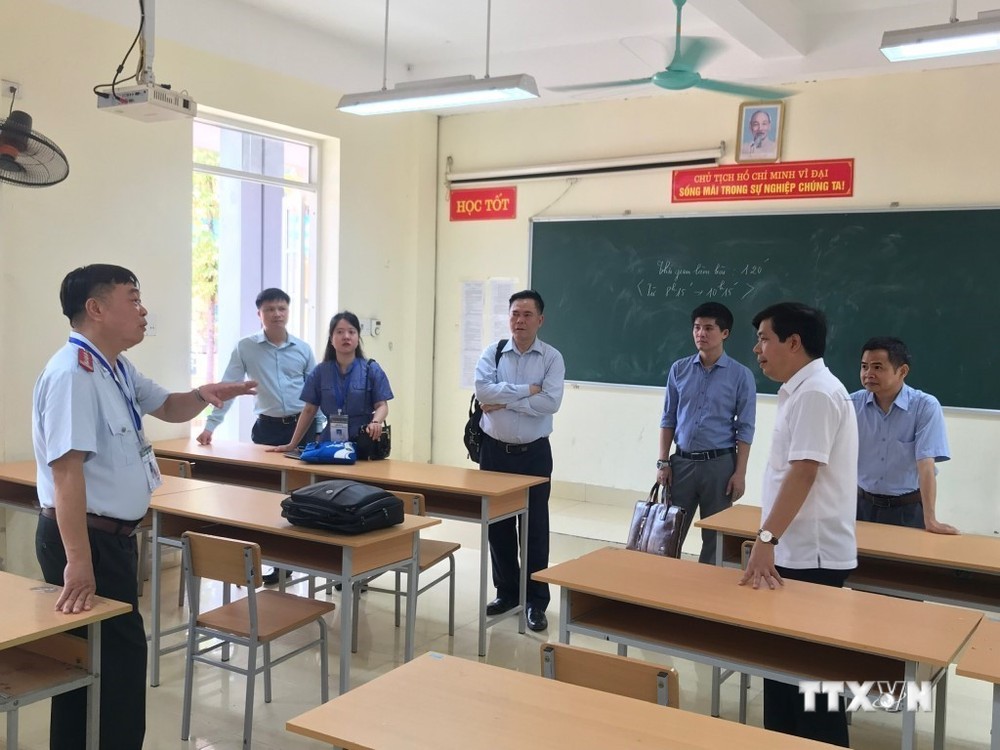 Đoàn công tác của Ban Chỉ đạo Kì thi tốt nghiệp THPT năm 2023 tỉnh Cao Bằng kiểm tra cơ sở vật chất tại điểm thi Trường THPT huyện Nguyên Bình, tỉnh Cao Bằng. Ảnh: Chu Hiệu-TTXVN.
