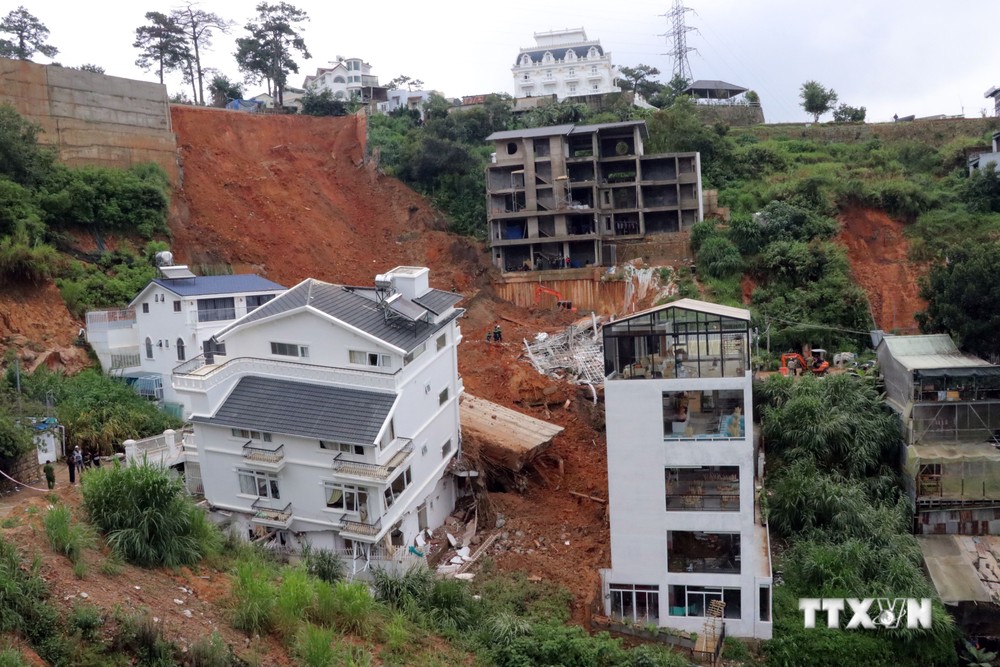 Khu vực xảy ra sạt lở, rất nhiều ngôi nhà cao tầng bị ảnh hưởng nghiêm trọng. Ảnh: Chu Quốc Hùng-TTXVN