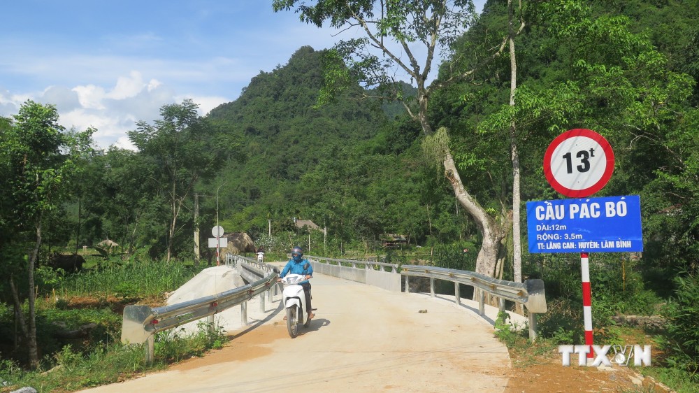 Cầu Pác Pó, thị trấn Lăng Can, huyện Lâm Bình (Tuyên Quang) mới được đầu tư xây dựng. Ảnh: Vũ Quang - TTXVN