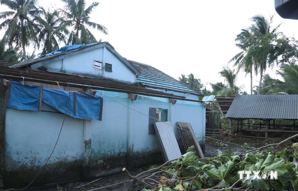 Vĩnh Long: Mưa kèm lốc xoáy làm tốc mái 46 căn nhà