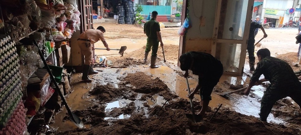 Cán bộ, chiến sỹ Công an huyện Hoàng Su Phì giúp người dân khắc phục hậu quả mưa lũ. Ảnh: TTXVN phát