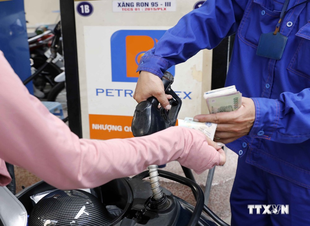 Mua bán xăng, dầu tại điểm kinh doanh trên địa bàn Hà Nội. Ảnh: Trần Việt - TTXVN