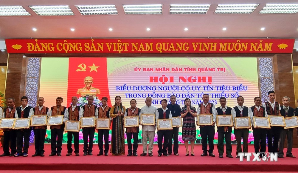 Trao tặng Giấy khen của Trưởng Ban dân tộc tỉnh Quảng Trị cho người có uy tín trong đồng bào dân tộc thiểu số tại hội nghị. Ảnh: Nguyên Lý-TTXVN
