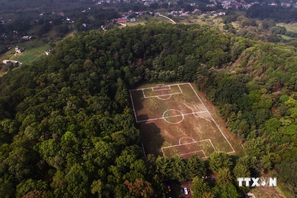 Sân bóng đá trên miệng núi lửa Teoca ở ngoại ô thủ đô Mexico City, ngày 9/7/2023. Ảnh: AFP/TTXVN