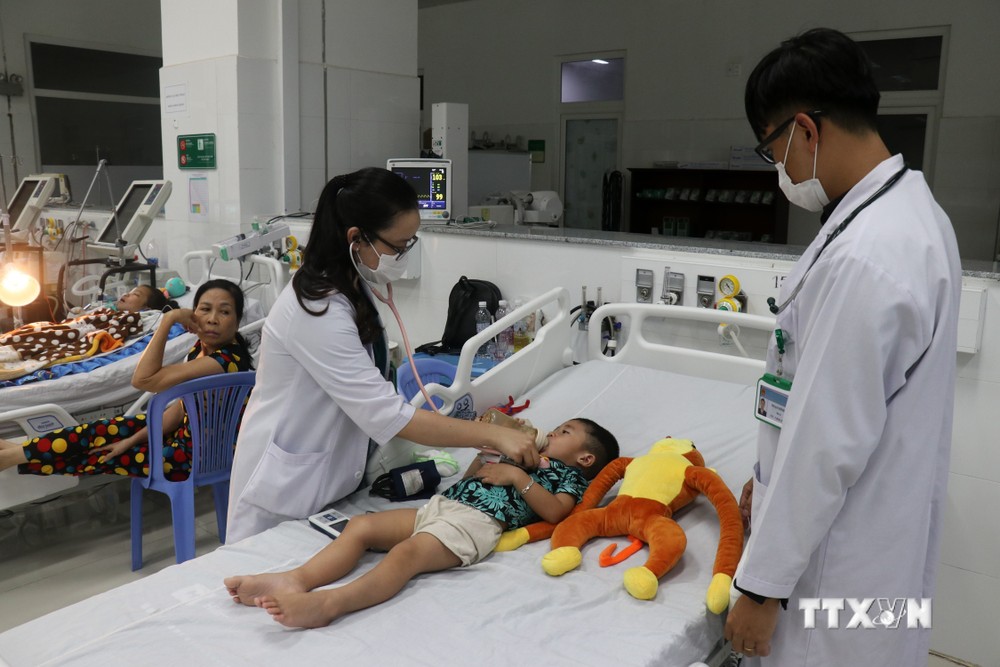 Bác sĩ Bệnh viện Sản - Nhi tỉnh Kiên Giang khám, điều trị bệnh sốt xuất huyết cho bệnh nhân. Ảnh: Lê Huy Hải - TTXVN