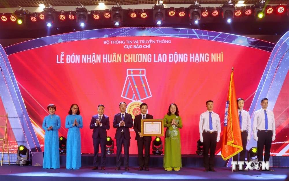 Phó Chủ tịch nước Võ Thị Ánh Xuân trao Huân chương Lao động hạng Nhì cho đại diện Cục Báo chí. Ảnh: Tuấn Đức - TTXVN