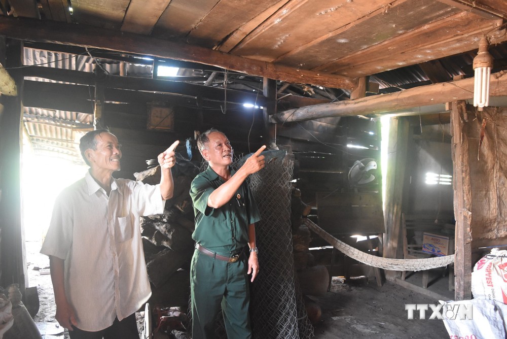 Ông Thân Ngọc Duyến (bên trái) hỗ trợ 39 triệu đồng để xây dựng căn nhà nghĩa tình đồng đội của ông Phan Thanh Ba, hội viên cựu chiến binh thôn Nghĩa Lập. Ảnh: Nguyên Dung – TTXVN