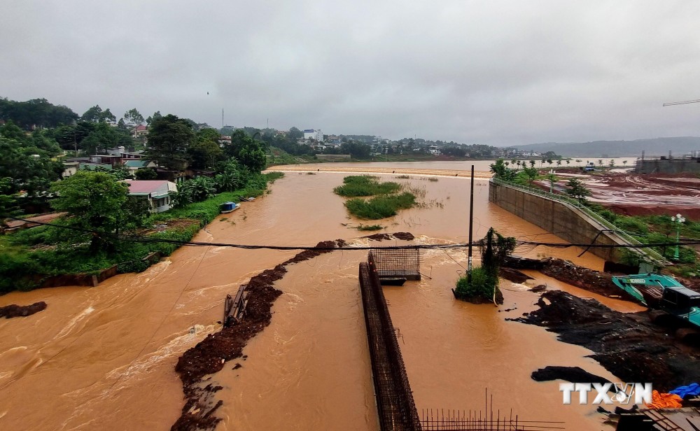 Nước lũ đổ về hồ trung tâm thành phố Gia Nghĩa (Đắk Nông). Ảnh: Minh Hưng - TTXVN